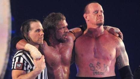 Der Undertaker (r.) arbeitet jetzt bei WWE hinter den Kulissen mit Triple H (M.) und Shawn Michaels zusammen