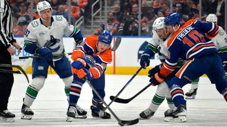 Joshua Samanski (m.) und die Oilers siegten zum Abschluss der Hauptrunde 