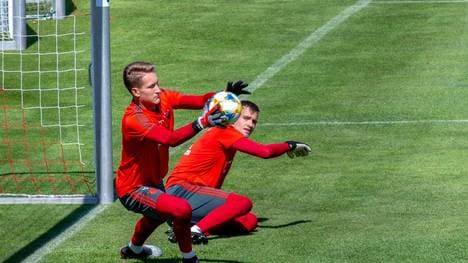 Ron-Thorben Hoffmann (l.) ist bei Erzgebirge Aue im Gespräch