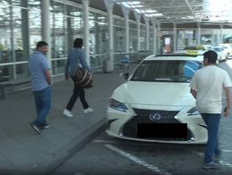 Michael Olise feierte mit dem FC Bayern München einen 2:1-Sieg im Hinspiel des Champions-League-Viertelfinals. Bei der Ankunft der Münchner am heimischen Flughafen am Mittwoch stach der Franzose dann mit einem besonderen Outfit ins Auge. 