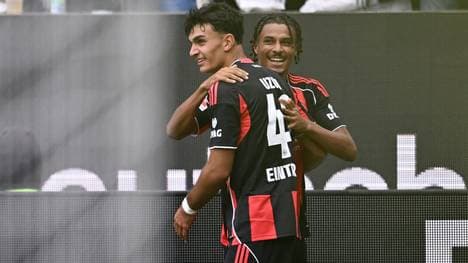 Wirbeln zusammen für die Eintracht: Uzun (l.) und Bahoya