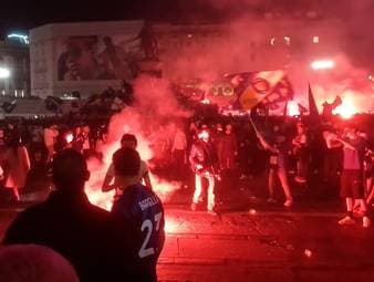 Inter Mailand sichert sich mit einem 2:0 gegen Parma vorzeitig den 21. Meistertitel. Drei Spieltage vor Schluss feiern die Inter-Fans ausgelassen und verwandeln die Stadt in ein blau-schwarzes Partymeer.