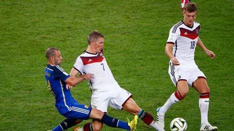 Javier Mascherano im Duell mit Bastian Schweinsteiger