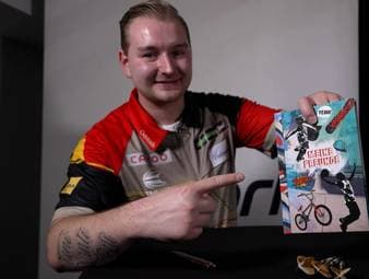 Dimitri van den Bergh schreibt ins SPORT1-Freundschaftsbuch und zeigt sich auf von seiner nachdenklichen Seite. Er würde gerne Ängste überwinden - und Actionsstars bewundert er.