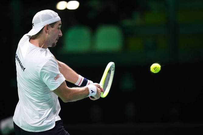 Struff verliert Nervenspiel