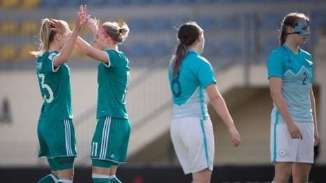 Alexandra Popp (l.) und Lena Petermann feiern den klaren Sieg gegen Slowenien