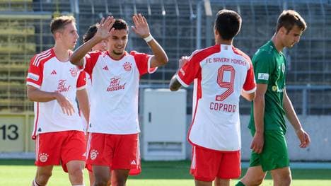 Lucas Copado (2.v.r.) erzielte gegen Ansbach einen Doppelpack