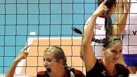 Freut sich mit ihrer Nationalmannschaftkollegin Maren Brinker (l.): Corina Ssuschke-Voigt