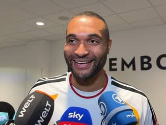 Der deutsche Innenverteidiger Jonathan Tah gab sein Kapitäns-Debüt für die Nationalmannschaft. Nach dem Spiel weiß er noch nicht, was ihm blüht.