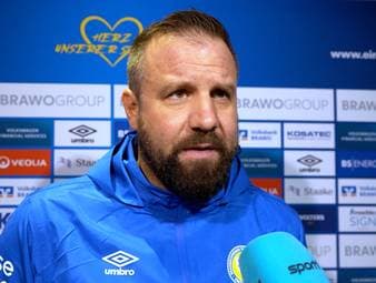 Erencan Yardimci von Eintracht Braunschweig brennen im Niedersachsen-Derby gegen Hannover 96 kurzzeitig die Sicherungen durch. Er würgt seinen Gegenspieler Boris Tomiak mit beiden Händen und kassiert Rot. Trainer Heiner Backhaus und Mitspieler Sven Köhler äußern sich. 