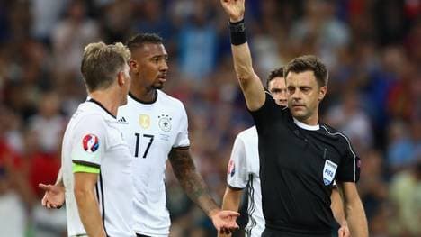 Bastian Schweinsteiger sah nach seinem Handsppiel die Gelbe Karte