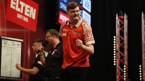 Niko Springer hat in den Grand Slam of Darts einen Senstationssieg gegen Gary Anderson geholt