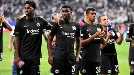 Eric Junior Dina Ebimbe (M.) hat den Nachfolger für Ansgar Knauff (r.) bereits in den eigenen Reihen