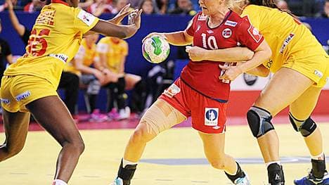 Bei der WM 2013 gewann Norwegen mit Stine Bredal Oftedal (M.) 22:20 gegen Spanien