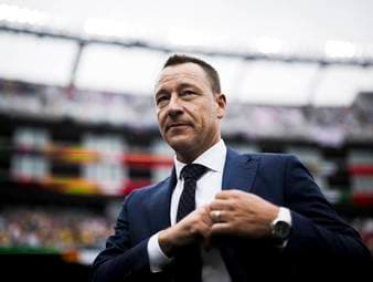 John Terry steht vor dem abschließenden Gruppenspiel der Engländer am Magenta-Mikrofon - und lobt einen DFB-Spieler in höchsten Tönen. 