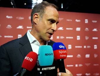 Im Rahmen der SPORT BILD-AWARDS verrät Red-Bull-Boss Oliver Mintzlaff, wie es zum Abgang von Jürgen Klopp zum DFB kam. Dabei trauert man dem ehemaligen Global Head of Soccer offensichtlich nach.