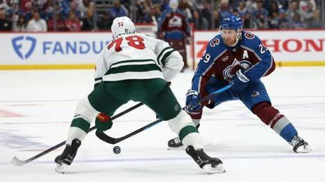 Nico Sturm (weißes Trikot) im Duell mit Nathan MacKinnon