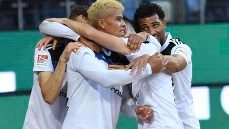 Die HSV-Spieler bejubeln den Sieg gegen Jahn Regensburg