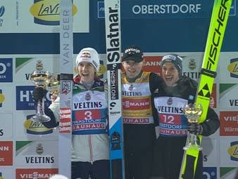 Felix Hoffmann sorgt spät für einen erfolgreichen deutschen Auftakt bei der Vierschanzentournee. Der 28-Jährige landet in Oberstdorf auf dem Podest, weil einer seiner Konkurrenten nachträglich disqualifiziert wird.