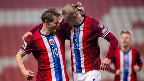 Überrascht Norwegen (im Bild: Ödegaard und Haaland) im Duell mit Italien?