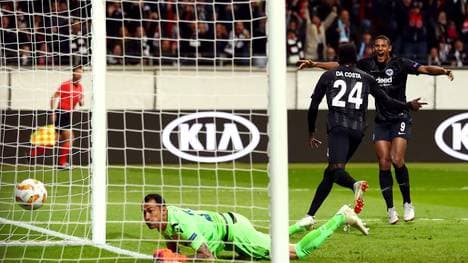 Danny da Costa (l.) und Sebastien Haller feierten mit Eintracht Frankfurt den zweiten Sieg in der Europa League