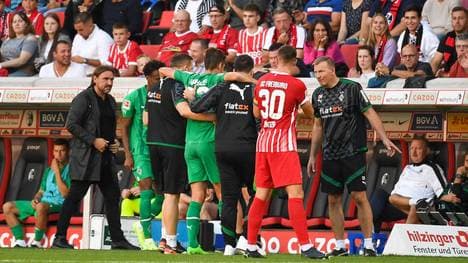 Florian Neuhaus wird verletzt vom Platz geführt