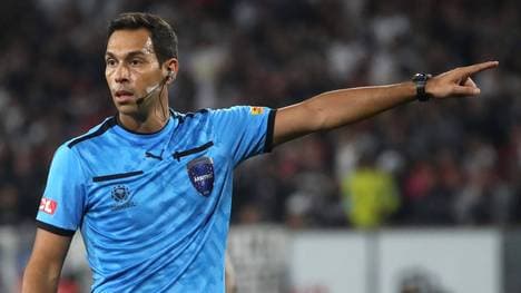 Referee Facundo Tello pfeift den EM-Auftakt der Türkei