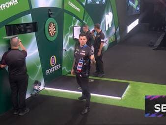 Sechs Highfinishes fallen im Spiel zwischen Justin Hood und Ryan Meikle. Beide checken jeweils drei Finishes jenseits der 100 Punkte und bieten im Ally Pally eine Wahnsinns-Show.