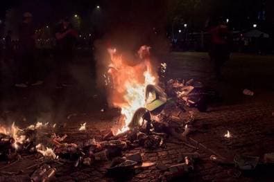 Bilder der Zerstörung! Ausschreitungen in Paris massiv