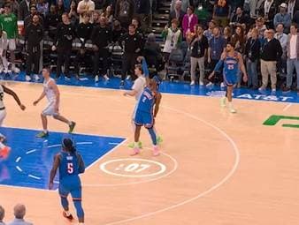Im Topspiel der NBA treffen die Oklahoma City Thunder auf die Boston Celtics und gewinnen dank ihres Superstars Shai Gilgeous-Alexander mit 104:102. SGA stellt zusätzlich den Uralt Rekord von NBA-Legende Wilt Chamberlain ein, 127 Spiele am Stück mit mindestens 20 Punkten.