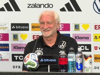 Nathaniel Brown soll zum FC Bayern wechseln. Auf einer Pressekonferenz beim DFB wird er von einem Reporter auf die Gerüchte angesprochen und muss abschließend zwinkern. 