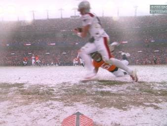 Im Duell um das erste Super-Bowl-Ticket liefern sich die Denver Broncos und die New England Patriots ein erbittertes Defensivduell. In der zweiten Hälfte wird obendrein ein Schneesturm zum entscheidenden Faktor.