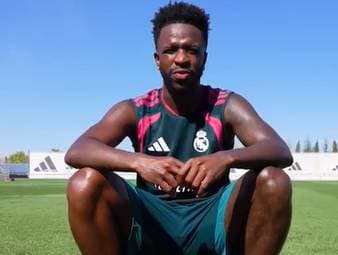 Vini Jr. startet trotz der Transfergerüchte um seine Person bei Real Madrid in die Vorbereitung auf die kommende Saison - und spricht nun über seinen Neu-Coach José Mourinho. 