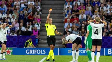 Kathrin Hendrich wurde früh mit Rot vom Platz gestellt