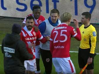 Tor oder nicht? Eine umstrittene Szene in der 3. Liga sorgt für heftige Diskussionen. Nach der Entscheidung kommt es auf dem Platz zu Tumulten und hitzigen Auseinandersetzungen.