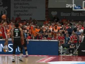 Im Halbfinale der BBL-Playoffs gelingt Würzburg der Serienausgleich gegen Ulm. Die Gastgeber profitieren von den Fehlern der Ulmer und der eigenen Treffsicherheit.