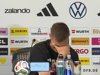 Auf der Pressekonferenz brechen Jonathan Tah und Nico Schlotterbeck bei einer Reporter-Frage plötzlich lauthals ins Lachen aus. 