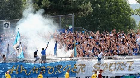 Fans des Hamburger SV randalieren im Ernst-Abbe-Sportfeld
