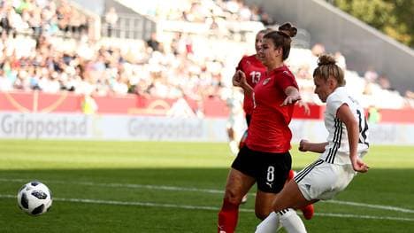 Linda Dallmann trifft gegen Österreich per Elfmeter
