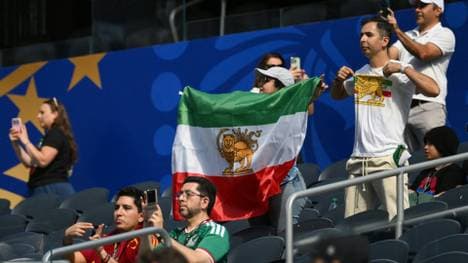 Die historische Iran-Flagge wird im Stadion gezeigt