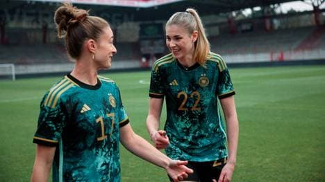 Jule Brand (r.) und Felicitas rauch präsentieren das neue Trikot
