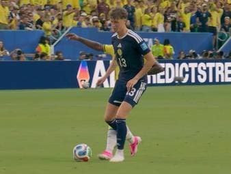 Der nächste schottische Patzer! Innenverteidiger Hendry verliert den Ball am eigenen Sechzehner und wieder ist Vini Jr. der Nutznießer und trifft zum 2:0. Schiedsrichter Ramos nimmt den Treffer nach VAR-Intervention aber zurück. Eine mindestens fragwürdige Entscheidung.