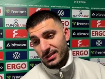 Deniz Undav leitet den Viertelfinal-Erfolg bei Holstein Kiel mit seinem Treffer zum 1:0 ein. Hinterher reagiert der Stuttgarter Angreifer süffisant, als er auf seine Torquote angesprochen wird.