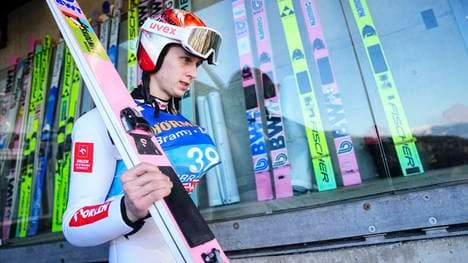 Pawel Wasek trägt seine Skier