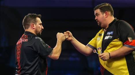 Gabriel Clemens begrüßt Jonny Clayton vor dem Match