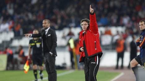 Juanma Lillo (M.) verstärkt das Trainerteam von Pep Guardiola (l.) bei Manchester City