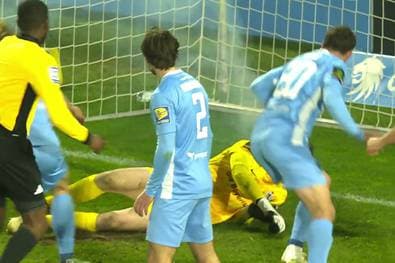 Panik bei 1860! Plötzlich liegt der Keeper auf einem Böller