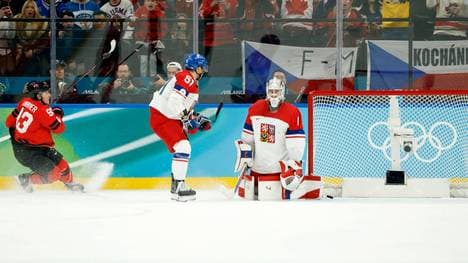 Mitch Marner (l.) erzielt in der Overtime das entscheidende Tor für Kanada