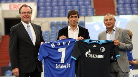 Clemens Tönnies (l.) und Felix Magath (r.) präsentieren Raúl