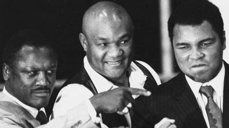 George Foreman (M.) bei einem Termin mit Muhammad Ali (r.) und Joe Frazier im Jahr 1989